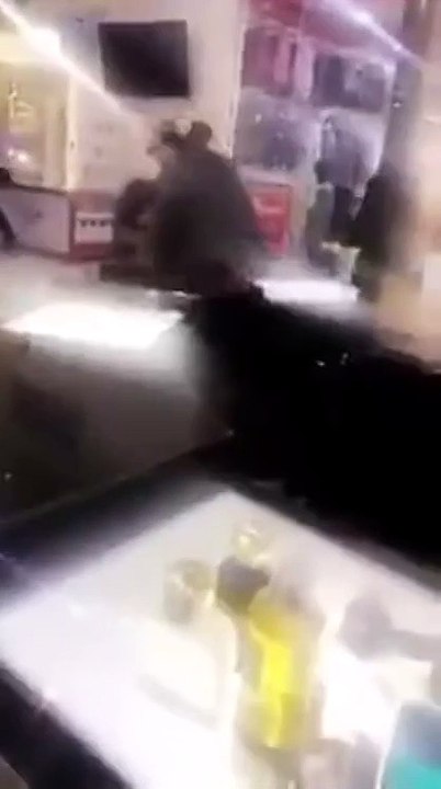 بالفيديو.. لحظة قيام مشاجرة عنيفة بين شبابا بـ” مول ” في الرفحاء