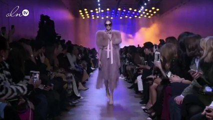 شاهدي كيف طغت الورود والدراما على عرض إيلي صعب الأخير!