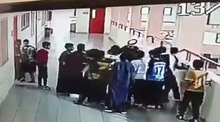 بالفيديو طالب يُقبل رأس مُعلمه بعد قيامه بإنقاذ حياته داخل مدرسة بالسعودية