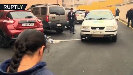 بالفيديو فتاة ذات قدرات خارقة تجر سيارة تزن 2طن بشعرها