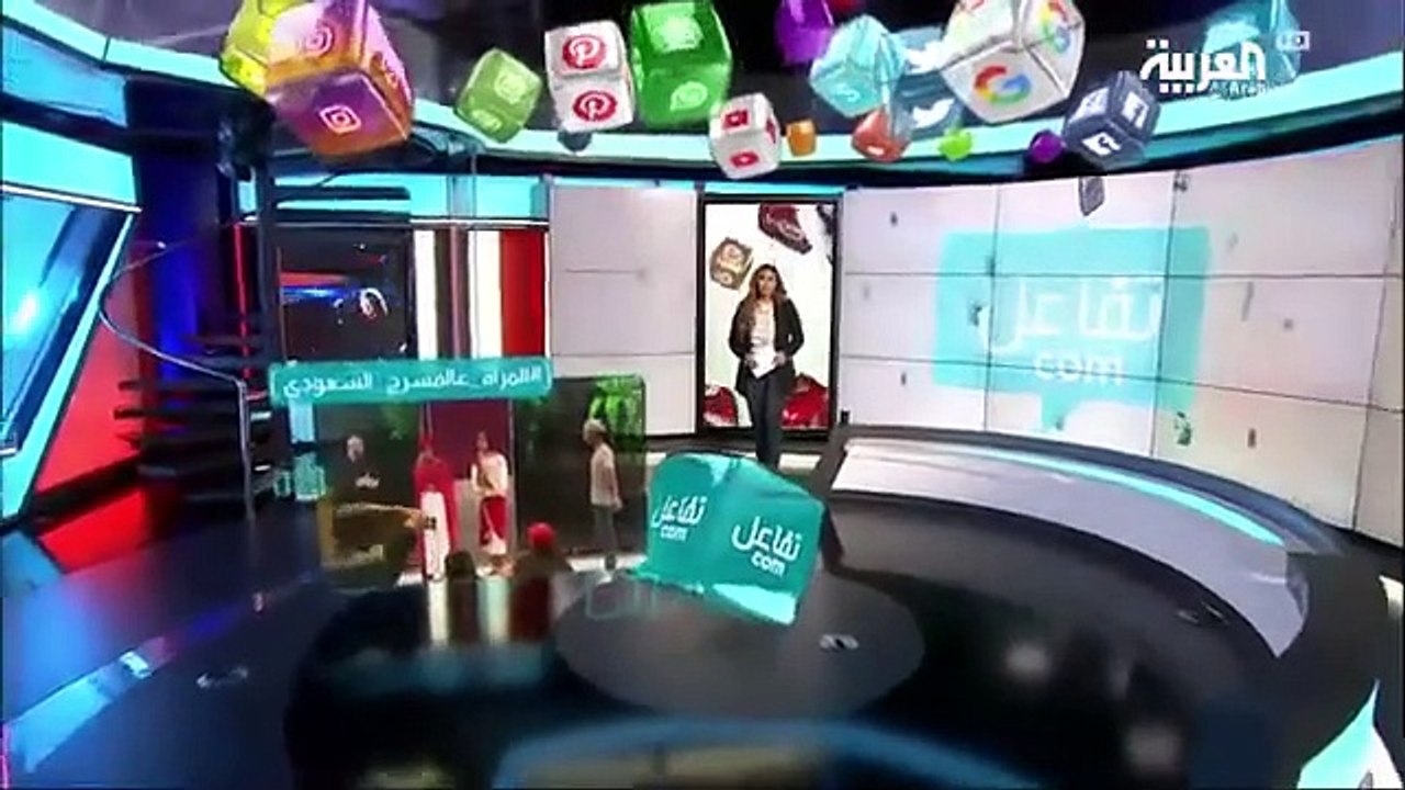 بالفيديو  فتاة سعودية تقف على المسرح أمام الرجال لأول مرة