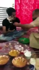 بالفيديو.. مطالب بالقبض على شابان يهينان الطعام بشكل مستفز