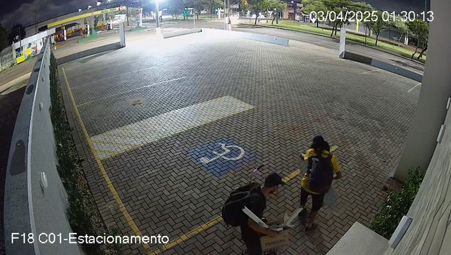 Bandidos furtam fios de energia e tampa de lixeira em duas farmácias em Cascavel