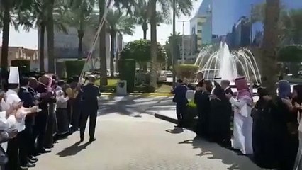 بالفيديو هكذا استقبل العاملين ببرج المملكة الامير وليد بن طلال بعد خروجه من فندق الريتز