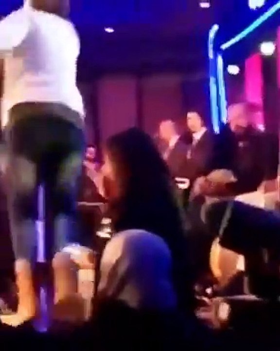 مقطع فيديو يُوثّق لحظة قيام فتاة بتقبيل يد نجم «آراب أيدول» على المسرح.. وهكذا كان ردّ فعله!