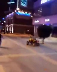 بالفيديو.. لحظة إنقلاب شاب بدباب أثناء التفحيط في مكان مخصص للمشاة