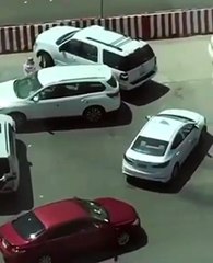 فيديو.. فتاة سعودية تشعل مواقع التواصل بعد سائقها الخاص من التعرض لموقف محرج!