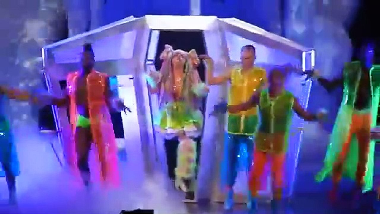 ليدي غاغا تُغيّر ملابسها بالكامل أمام الجمهور على المسرح بجرأة شديدة!!