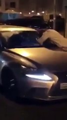 بالفيديو.. سارق يخطف حقيبة فتاة ويعتدي عليها داخل سيارتها ويلوذ بالفرار بالكويت