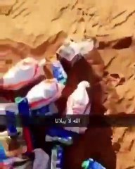 بالفيديو.. بأستخدام الأطعمة الفائضة متنزهون يكتبون على الرمال هذه الكلمات!