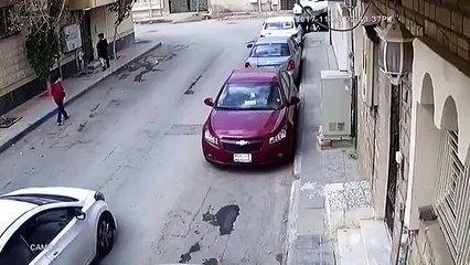 بالفيديو.. مطالبات بالقبض على جناة محاولة خطف طفل بالساطور في أحد الأحياء بالمملكة