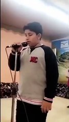 بالفيديو... رد فعل مُعلم سعودي بعد ارتابك طالب أثناء إلقاء الإذاعة المدرسية بحائل