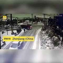 بالفيديو.. أشتعال مواقع التواصل لظهور سيارة زفاف مزينة بالفاكهة تتجول بالشوارع!