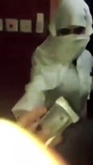 بالفيديو .. بعد تنكرها في ” زي رجال ” فتاة سعودية تقود سيارة ” لكزس ” في شوارع المملكة !