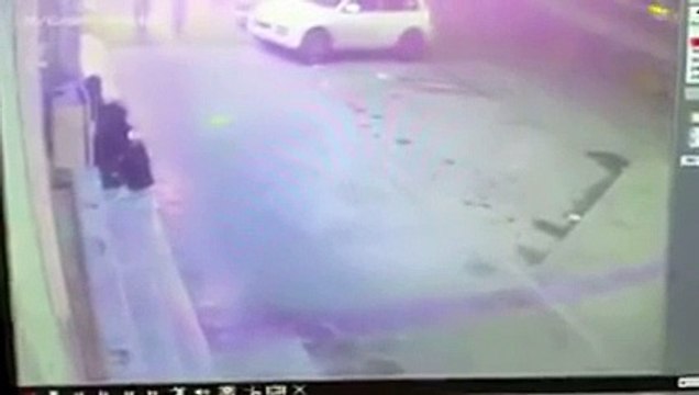 بالفيديو رد فعل مفاجئ لفتاة حاول شاب سرقه الجوال من يدها أثناء انتظارها أمام أحد المحلات