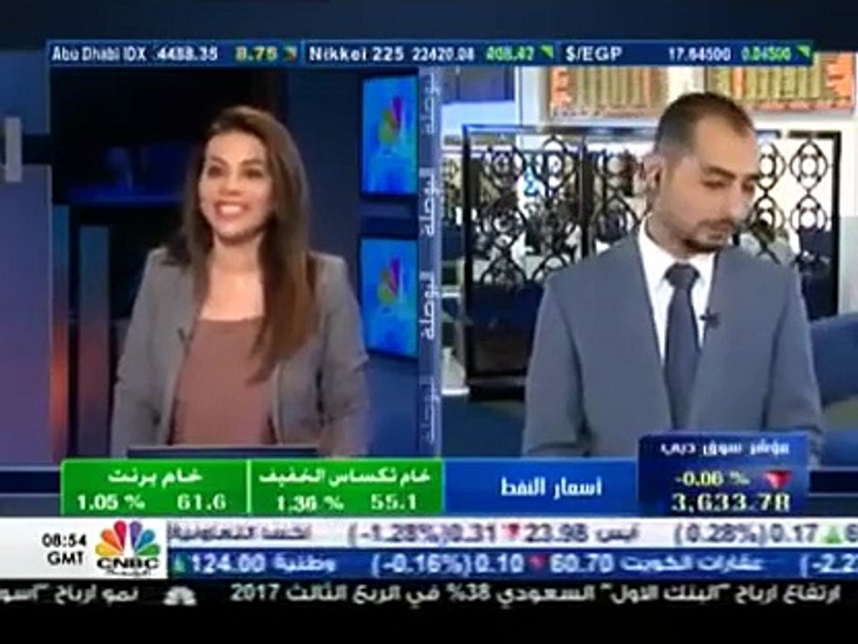 شاهدي ماذا فعل هذا المراسل دون علمه أنه على الهواء وكيف أنقذت المذيعة الموقف