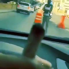 بالفيديو .. شابان يهددان رجال المرور بالسلاح ويتعاطيان المخدرات أثناء القيادة