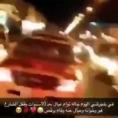 بعد عشر سنوات من الزواج دون انجاب..سعودي يرقص في الشوارع فرحاً لإستقباله تواماً