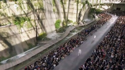 فيديو يأخذك إلى عرض شانيل الساحر لتشاهدي الديكور والتصاميم بكل تفاصيلها