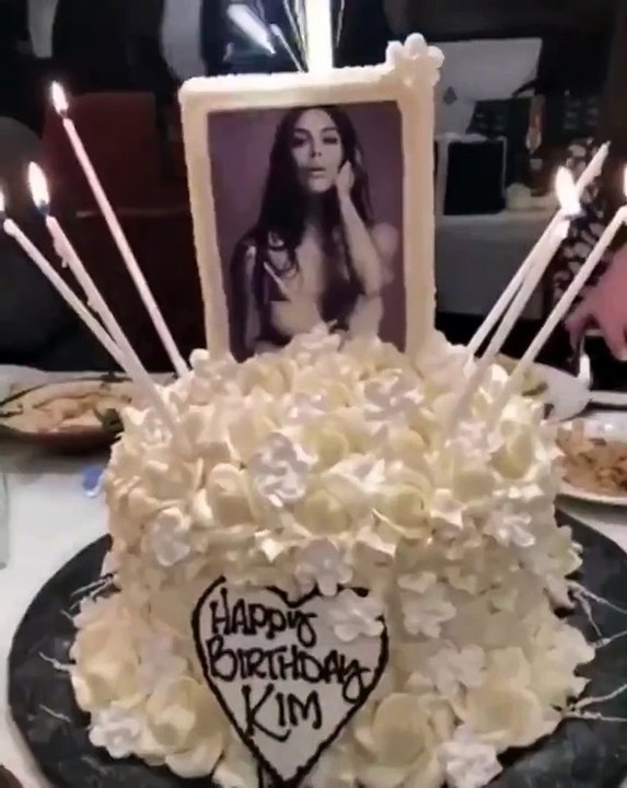 كيم كارداشيان حزينة في عيد ميلادها.. وعائلتها تفاجئها بأغنية عربية