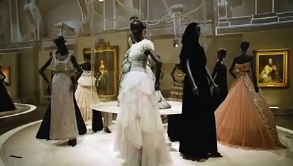فيديو يأخذك إلى كواليس معرض "كريستيان ديور مصمّم الأحلام"