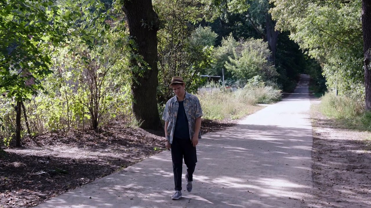 Idioten der Familie | movie | 2018 | Official Trailer