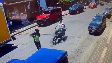 ext-*Video- Motociclista sin casco atropella a indigente y se devuelve para patearlo-030425