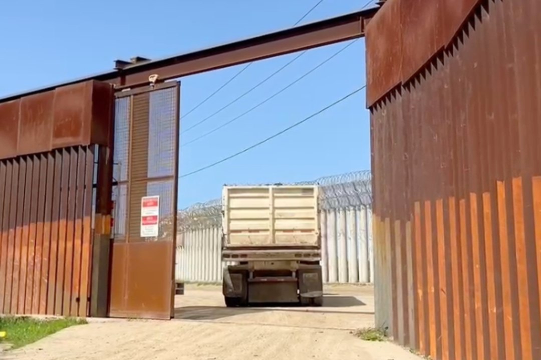 Soldados de Donald Trump refuerzan muro fronterizo de Estados Unidos con México