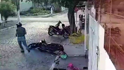Bebê de 1 ano é abandonado pela mãe no meio de tiroteio; veja vídeo