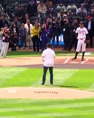 Nelson Cruz lanza la primera bola en juego inaugural de los Mellizos de Minnesota