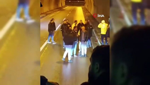 Van yolcu otobüsü sürücüsü ile taksici arasında yol verme kavgası