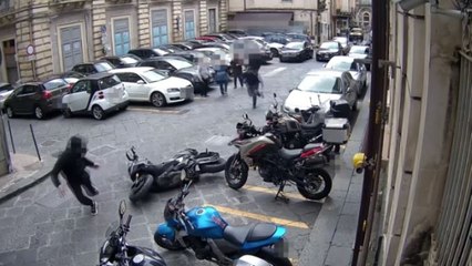 «Il casco? Ora lo metto». Poi accelera e investe un poliziotto davanti alla Questura di Catania: arrestato