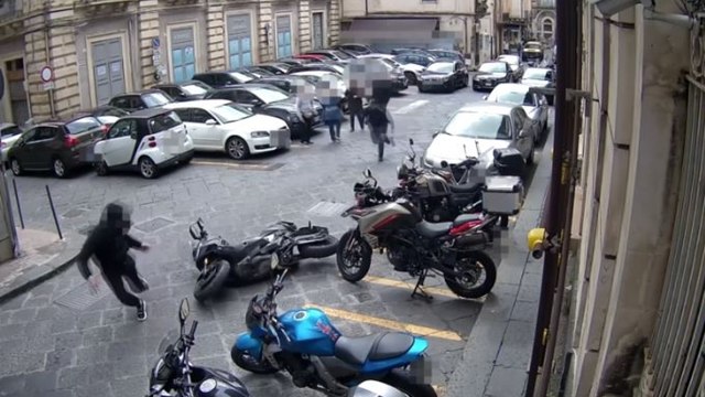 «Il casco? Ora lo metto». Poi accelera e investe un poliziotto davanti alla Questura di Catania: arrestato