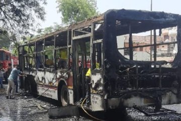 चलती बस में लगी भीषण आग