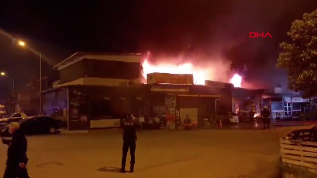 Borcunu ödemediği iddiasıyla hırdavatçının dükkanını benzin döküp, ateşe verdiler