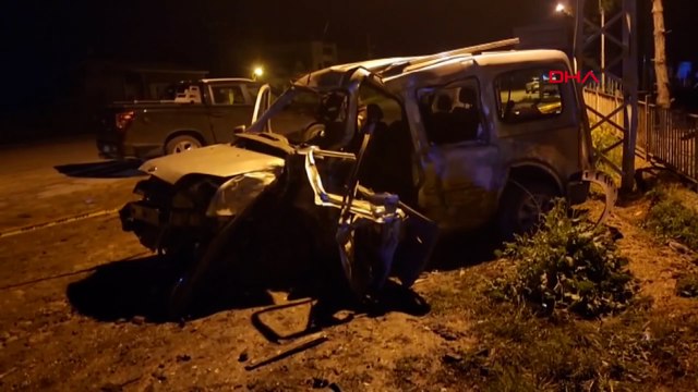 Minibüs ile hafif ticari araç kafa kafaya çarpıştı: 7 yaralı