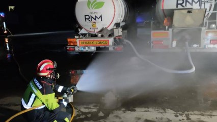 Detienen un camión cisterna con una fuga de mercancías peligrosas en plena madrugada en la A-6