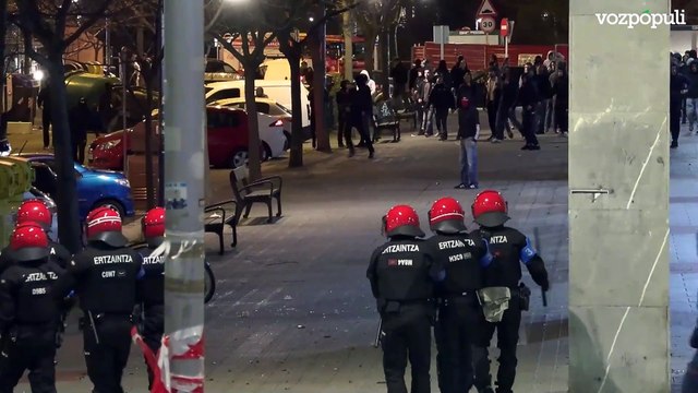 5 detenidos y 4 ertzainas heridos en los altercados por el desalojo de un edificio okupado en Bilbao