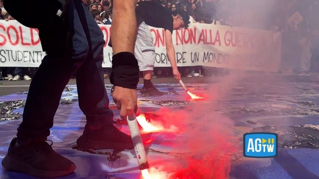 Il corteo degli studenti a Roma: cori contro il riarmo, bruciata la bandiera europea