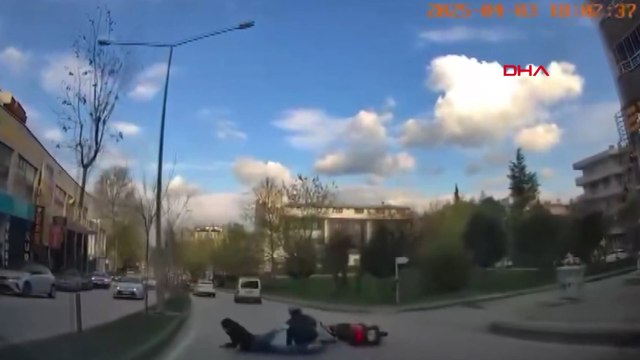 Dehşet anları: Motosiklet devrildi, ezilmekten böyle kurtuldular