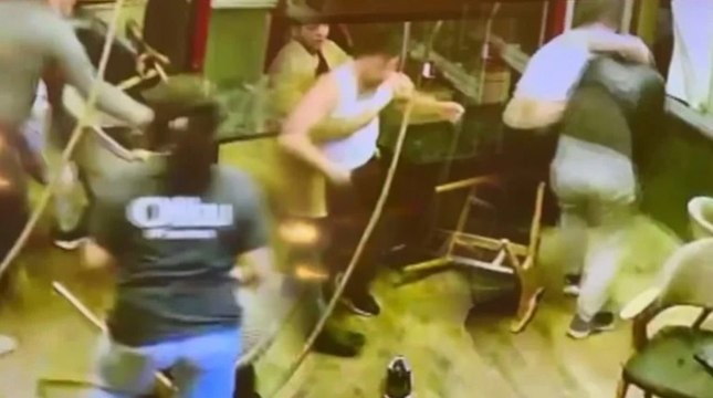 'Yüksek ses' şikayetiyle uyarılan müşteriler iş yeri sahibine tekme tokat saldırdı