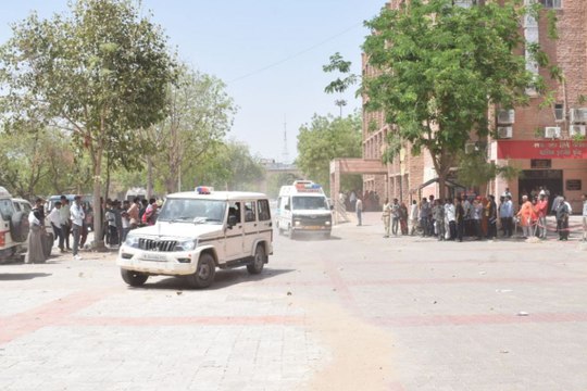 अस्पताल की दीवार में घुसी बालोतरा हादसे में घायल पुलिसकर्मियों को लाई एम्बुलेंस