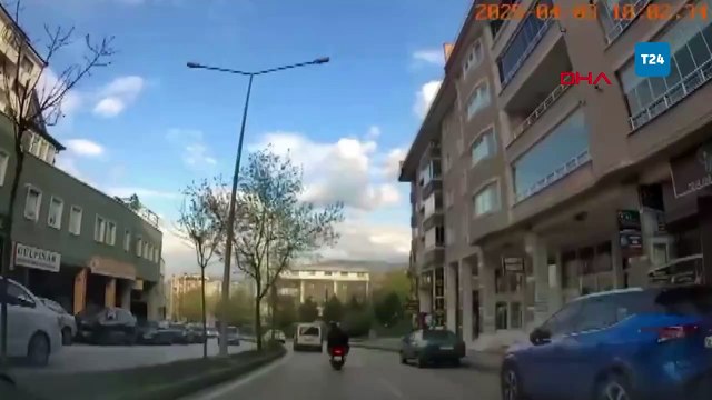 Devrilen motosikletteki 2 kişi otomobilin altında kalmaktan son anda kurtuldu