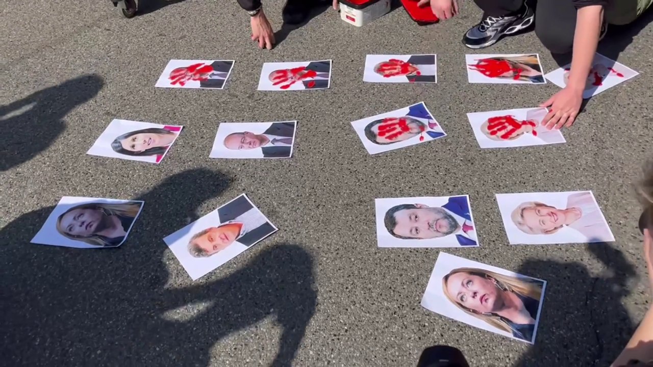 Torino, il corteo delle superiori: «Meno soldi per le armi e più per l'istruzione». «Mani di sangue» sulle foto dei leader Ue, Governo e opposizione