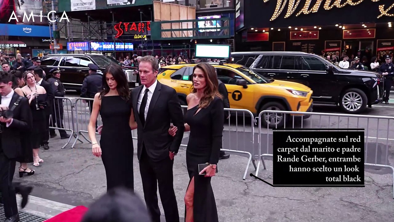 Buon sangue non mente: Cindy Crawford e Kaia Gerber identiche sul red carpet per George Clooney