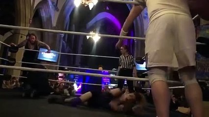 Igreja abre portas para se tornar palco de... combates de wrestling