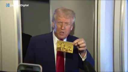 Trump enseña la 'GOLDEN CARD' con su rostro que costará 5 millones