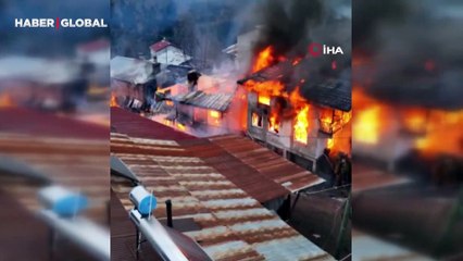 Artvin'de evler bir anda ateş aldı, yangın anı havadan görüntülendi