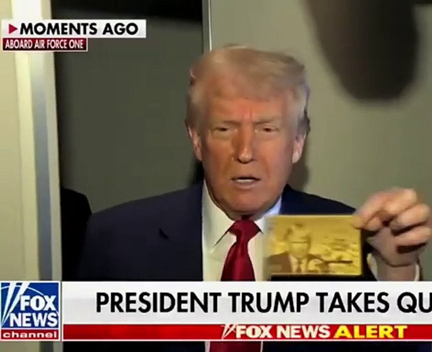 Le président américain Donald Trump a présenté la "gold card", un visa permanent pour les Etats-Unis, sur le modèle des cartes vertes, vendu 5 millions de dollars - Regardez
