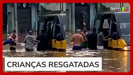Crianças ficam presas em van escolar durante alagamento em Guarulhos (SP)